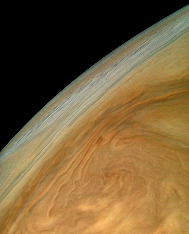 Jüpiter'deki dev kasırgalar görüntülendi